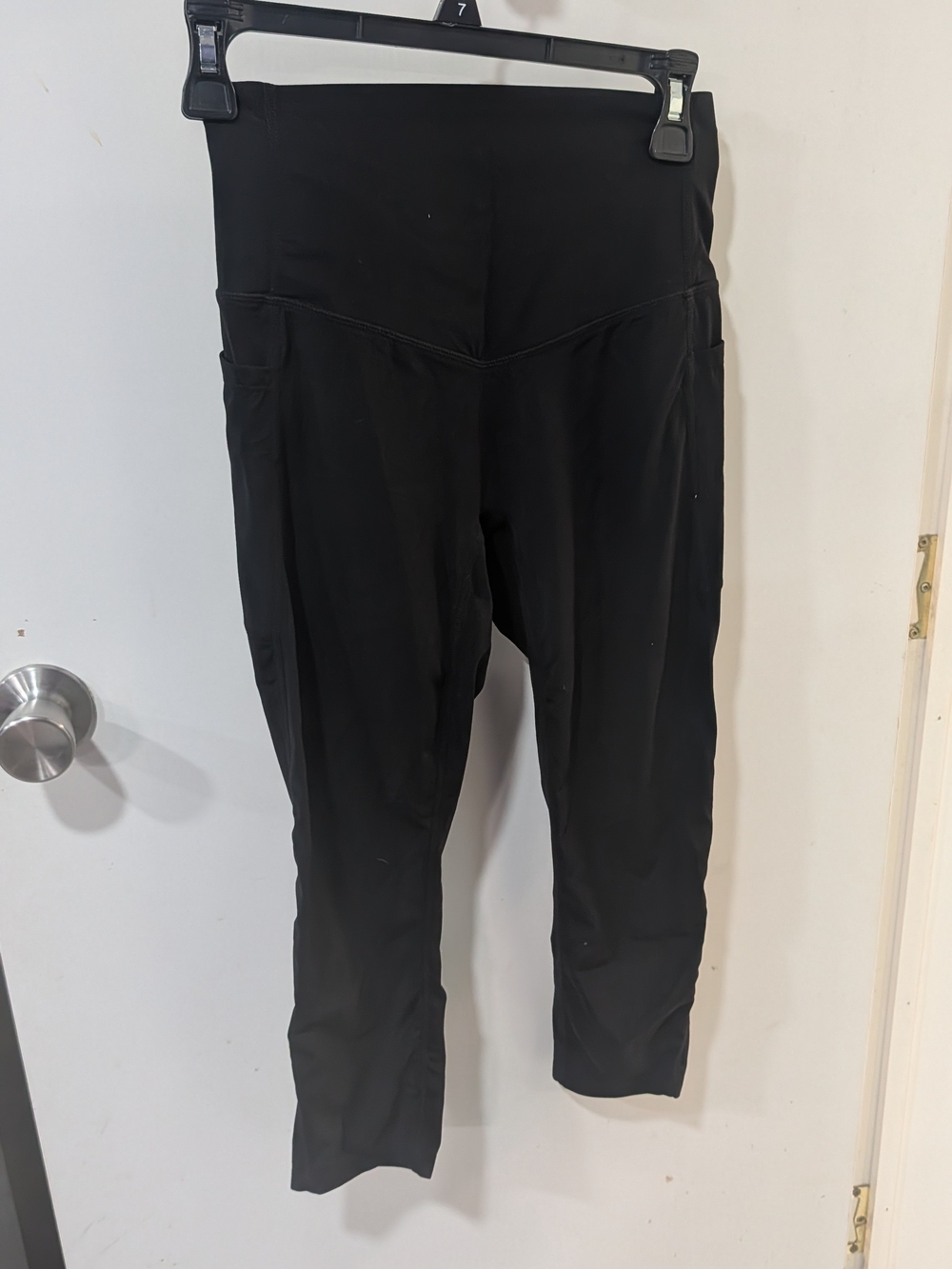 HALARA Black High-Rise Capri Leggings with Side Pockets